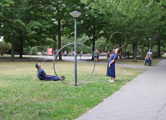 Milena Schulz und Kathrin Wagner präsentierten außergewöhnliche Kunststücke mit Hula-Hoops und dem Cyr-Wheel. Bild: QM Weiße Siedlung Dammweg W+P GmbH u. H. Heiland
