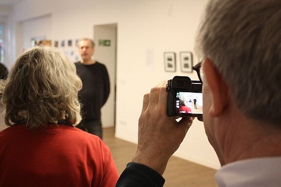 Bei der Vernissage am 28. Februar 2023 erläuterte Christian Winterstein seine Vorgehensweise. (Bild: Gerald Backhaus)