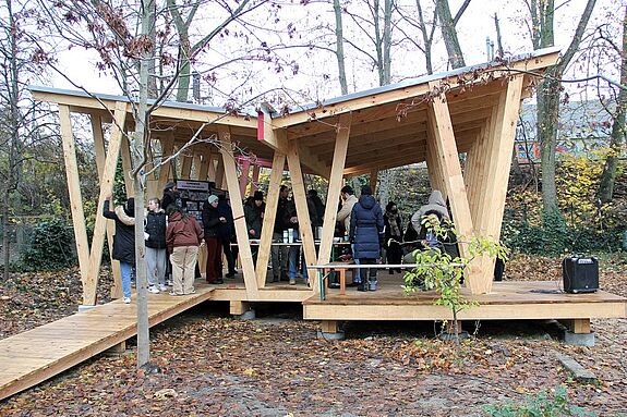 Das grüne Klassenzimmer ist ein Holzbauwerk. (Bild: Dominique Hensel)