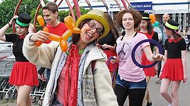 Feiernde Menschen im Quartiersmanagemnet Kosmosviertel