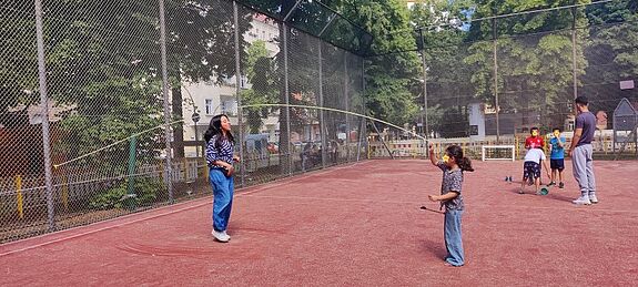Eine pädagogische Mitarbeiterin der Ludothek zeigt den Kindern das Seilspringen, während andere Kinder Diabolo ausprobieren. (Bild: Birgit Leiß)