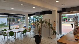 Innenansicht mit Besprechungstisch und Empfangstheke im neuen QM-Büro des Kosmosviertels.