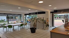 Innenansicht mit Besprechungstisch und Empfangstheke im neuen QM-Büro des Kosmosviertels.