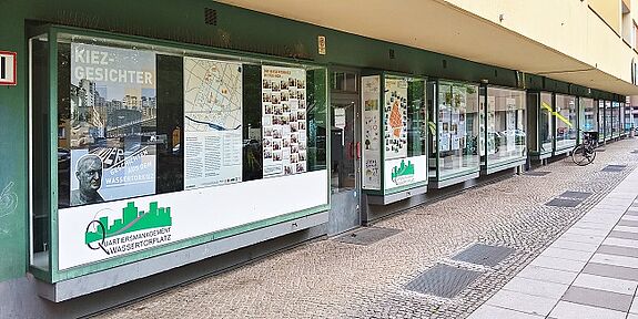 Die Wanderausstellung „Kiezgesichter – Geschichten aus dem Wassertorkiez“ im Schaufenster des QM-Büros Wassertorplatz. (Foto: AG.URBAN)