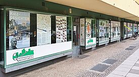 Die Wanderausstellung „Kiezgesichter – Geschichten aus dem Wassertorkiez“ im Schaufenster des QM-Büros Wassertorplatz. (Foto: AG.URBAN)