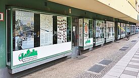 Die Wanderausstellung „Kiezgesichter – Geschichten aus dem Wassertorkiez“ im Schaufenster des QM-Büros Wassertorplatz. (Foto: AG.URBAN)