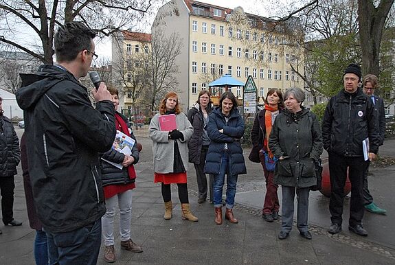 Herr Hörr erläutert den Anwesenden die Rolle des Nachbarschaftshauses Neukölln im Körnerkiez. Foto: Claudia Mattern