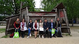 Der Rundgang mit Ülker Radziwill (vierte von links) endete auf dem Spielplatz Wiebestraße im Huttenkiez. (Bild: Moabiter Ratschlag e.V.)