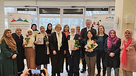 Die Bildungsbotschafterinnen wurden feierlich zertifiziert und freuen sich nun darauf ihre Arbeit im Quartier aufzunehmen. (Bild: QM Nahariyastraße)