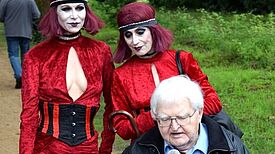 Anita Berber Biograph Lothar Schmidt las bei der Eröffnung. Bild: QM Schillerpromenade