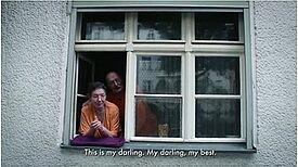 Screenshot der Fenstergeschichten mit Straßenasicht von zwei Menschen am offenen Fenster