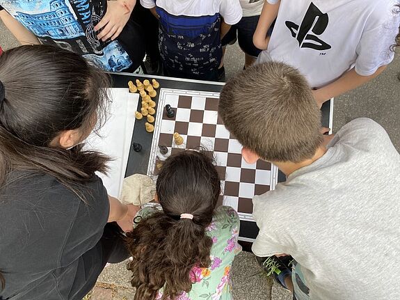 Das Schachspielen mit der Schach AG der Andersen-Grundschule interessierte viele Kinder. (Bild: QM Soldiner Straße)