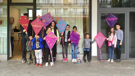 Die neuen selbstgebauten Drachen werden präsentiert. Bild: Helena Rafalsky