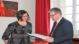 Bürgermeister Helmut Kleebank überreicht die Urkunde an Martina Rüdiger. Foto: B. Gassmann