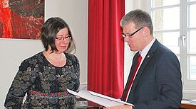 Bürgermeister Helmut Kleebank überreicht die Urkunde an Martina Rüdiger. Foto: B. Gassmann