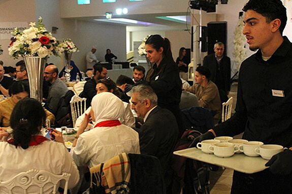 Fein gedeckte Tische, schöne Musik und eine feierliche Atmosphäre prägten die Veranstaltung im Mehringkiez. (Bild: QM Mehringplatz)
