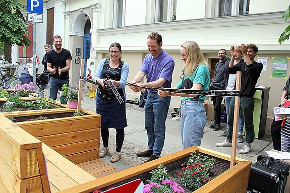 Quartiersmanagerin Gesine Schulze, der Parklet-Pate und Bezirksstadträtin Almut Neumann (von links nach rechts) eröffneten das Parklet in der Adolfstraße. (Bild: Dominique Hensel)