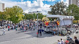 Viele Anwohnende folgten interessiert dem Bühnenprogramm auf dem Westerwaldplatz. (Bild: Ralf Salecker)