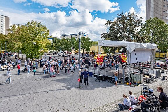 Viele Anwohnende folgten interessiert dem Bühnenprogramm auf dem Westerwaldplatz. (Bild: Ralf Salecker)