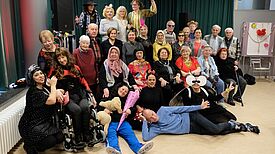 Die ganze bunte Faschingstruppe auf einen Blick versammelt. (Bild: QM Wassertorplatz)