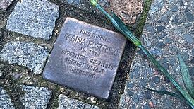 Der Stolperstein für Regina Postrong ist der einzige Stolperstein im QM Falkenhagener Feld Ost. (Bild: QM Falkenhagener Feld Ost)