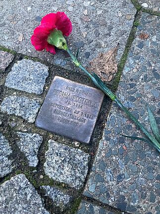 Der Stolperstein für Regina Postrong ist der einzige Stolperstein im QM Falkenhagener Feld Ost. (Bild: QM Falkenhagener Feld Ost)