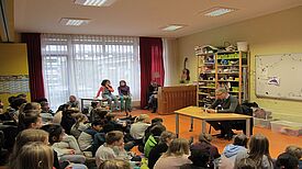 Die Kinder der St. Paulus Grundschule lauschten dem Staatsekretär. Bild: QM Moabit West 