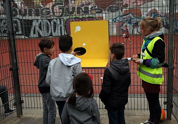 Hier kann man Tischtennis gegen sich selbst spielen. Bild: Johannes Hayner, QM Pankstraße