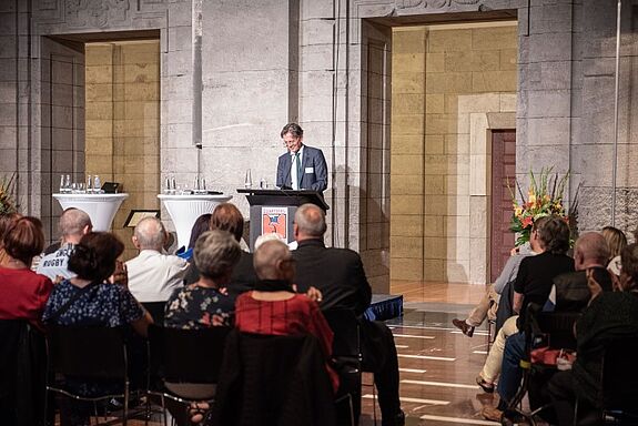 Senator Christian Gaebler würdigt das gemeinschaftliche Wirken in den Berliner Quartieren. (Bild: SenStadt, Maren Schütze)