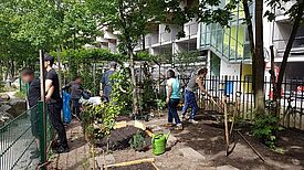 Gemeinsames Gärtnern von Kindern und Eltern, finanziert über den Aktionsfonds. Foto: Outreach / QM Schöneberger Norden