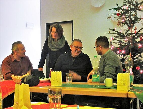 Der Abend diente auch zum Austausch zwischen den neuen und alten Mitgliedern. Bild: Jens Sethmann