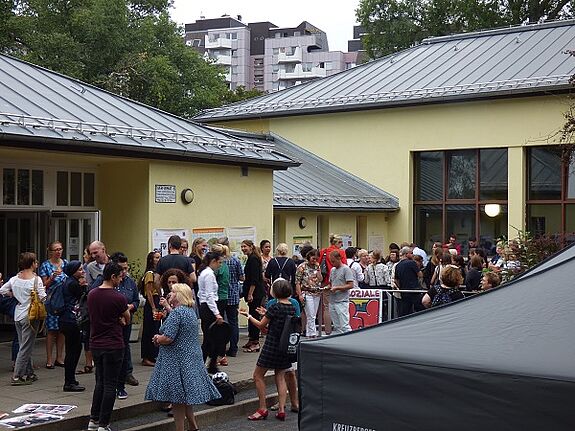 Austausch vorm Statthaus Böcklerpark. Bild: Julian Krischan / QM Wassertorplatz