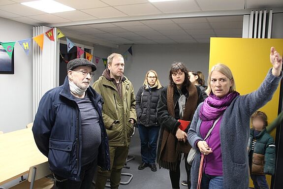 Die Mitglieder des Quartierrats Harzer Straße besichtigen den neuen Treffpunkt in der Hans-Fallada-Schule. (Bild: QM Harzer Straße)