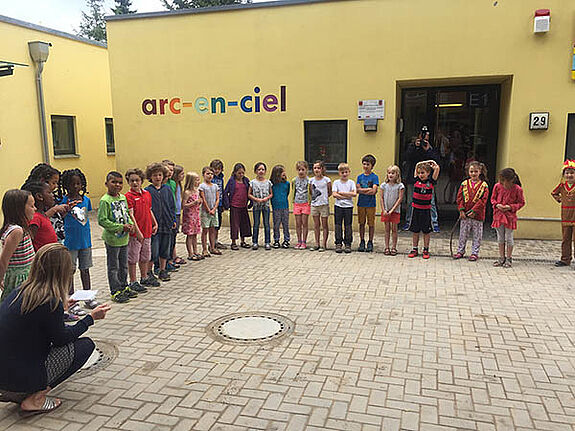 Kinder bei der Einweihung des Hortgebäudes Arc-en-Ciel. Foto: QM Rollbergsiedlung
