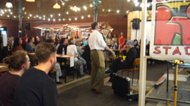 Leckeres Essen, gute Unterhaltung und ganz viel Dank für die Ehrenamtlichen aus den Kreuzberger Quartieren. Bild: Regine Schütz  