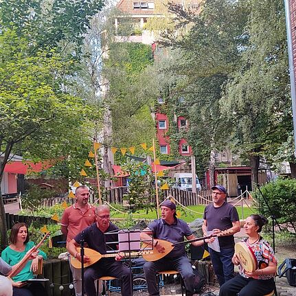 Bei türkischer Folklore-Musik kam im Garten der Martin-Luther-Genezareth-Kirche tolle Stimmung auf. (Bild: Birgit Leiß)