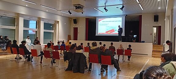 Am Workshop vom Kiezanker e.V. und der Feuerwehr nahmen viele wissbegierige Jugendliche teil. (Bild: Kiezanker e. V.)