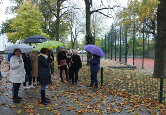 Auch bei Regen sind die Bewohnerinnen und Bewohner aus dem Kiez bei den Stadtteilspaziergängen dabei. (Bild: QM High-Deck-Siedlung/Sonnenallee Süd W+P GmbH)