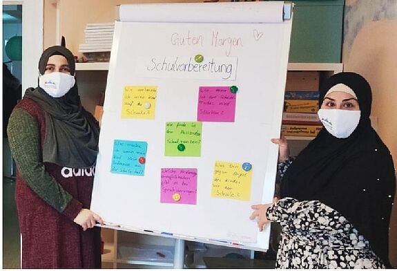 Die Bildungsbotschafterinnen Mariam El-Hammoud und Silvana El-Jamal laden regulär einmal im Monat zu „Tee und Thema“ (Bild: BildungsbotschafterInnen in Kita, Schule und Stadtteil)