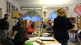 Die stimmberechtigten Mitglieder verabschiedeten die Rahmengeschäftsordnung, auf deren Grundlage der Quartiersrat arbeiten kann. (Bild: Holger Heiland)