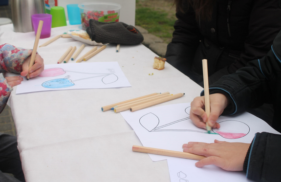 Am Stand vom Quartiersmanagement konnten Kinder Kirschen ausmalen. Foto: QM Hellersdorfer Promenade