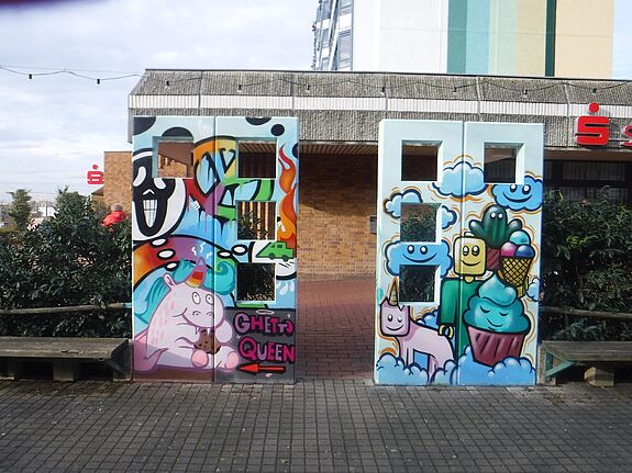 Die Graffiti-Aktion sorgt für Farbe im Kiez. Bild: Hannes Höhlig