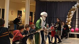 Die anwesenden Kinder waren vom Nasreddin Hodscha-Darsteller von der ersten Minute an begeistert. (Bild: H. Heiland)