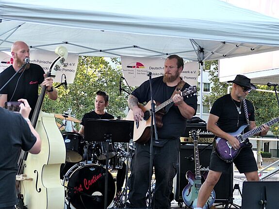 Die Band „Hot Cantina“ sorgte mit Rock- und Country-Klassikern für eine mitreißende Stimmung beim Kiezkonzert. (Bild: Anka Stahl)