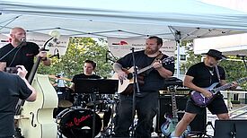 Die Band „Hot Cantina“ sorgte mit Rock- und Country-Klassikern für eine mitreißende Stimmung beim Kiezkonzert. (Bild: Anka Stahl)