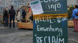 Hier gestalten Anwohnerinnen und Anwohner die Kindl-Treppe zu einer „netten Ecke“ um. Bild: QM Flughafenstraße / Birgit Leiß.