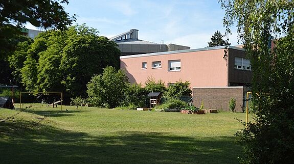 Der Garten der Kita „Staaken Bär“ am Räcknitzer Steig bietet viel Platz für weitere Hochbeete. Bild: QM Heerstraße