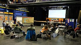 Die zweitägige Projektbörse thematisiert den aktuellen Stand, die Erfolge und Pläne der Projekte aus dem Programm Sozialer Zusammenhalt. (Bild: Julian Krischan)