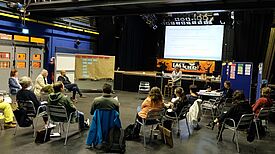 Die zweitägige Projektbörse thematisiert den aktuellen Stand, die Erfolge und Pläne der Projekte aus dem Programm Sozialer Zusammenhalt. (Bild: Julian Krischan)