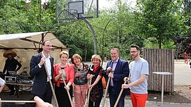 Der symbolische Spatenstich auf dem Droryplatz Bild: QM Richardplatz Süd